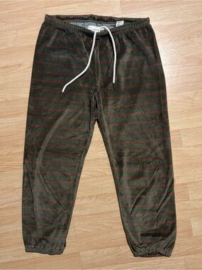 THE GREAT Velour Stadium Sweatpant in Army Pin Stripe